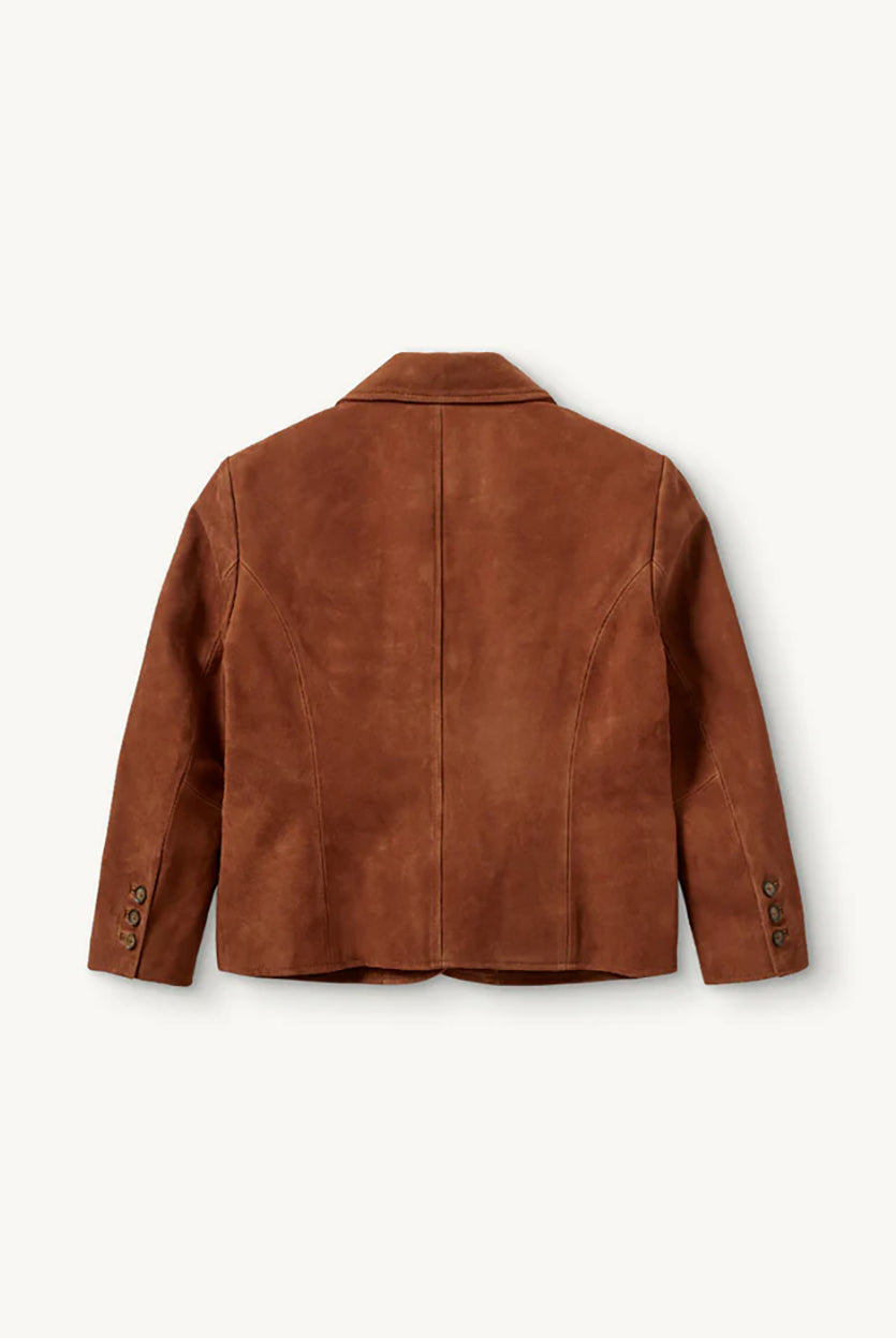 Krótka, dopasowana kurtka Suede Fitted Hazelnut z kołnierzykiem, dwoma przednimi kieszeniami i kieszonką na piersi. Zapinana guziki. Wykonana z zamszu ze skóry koziej. Dopasowany fason nadaje kurtce kobiecy charakter z eleganckim akcentem. 
