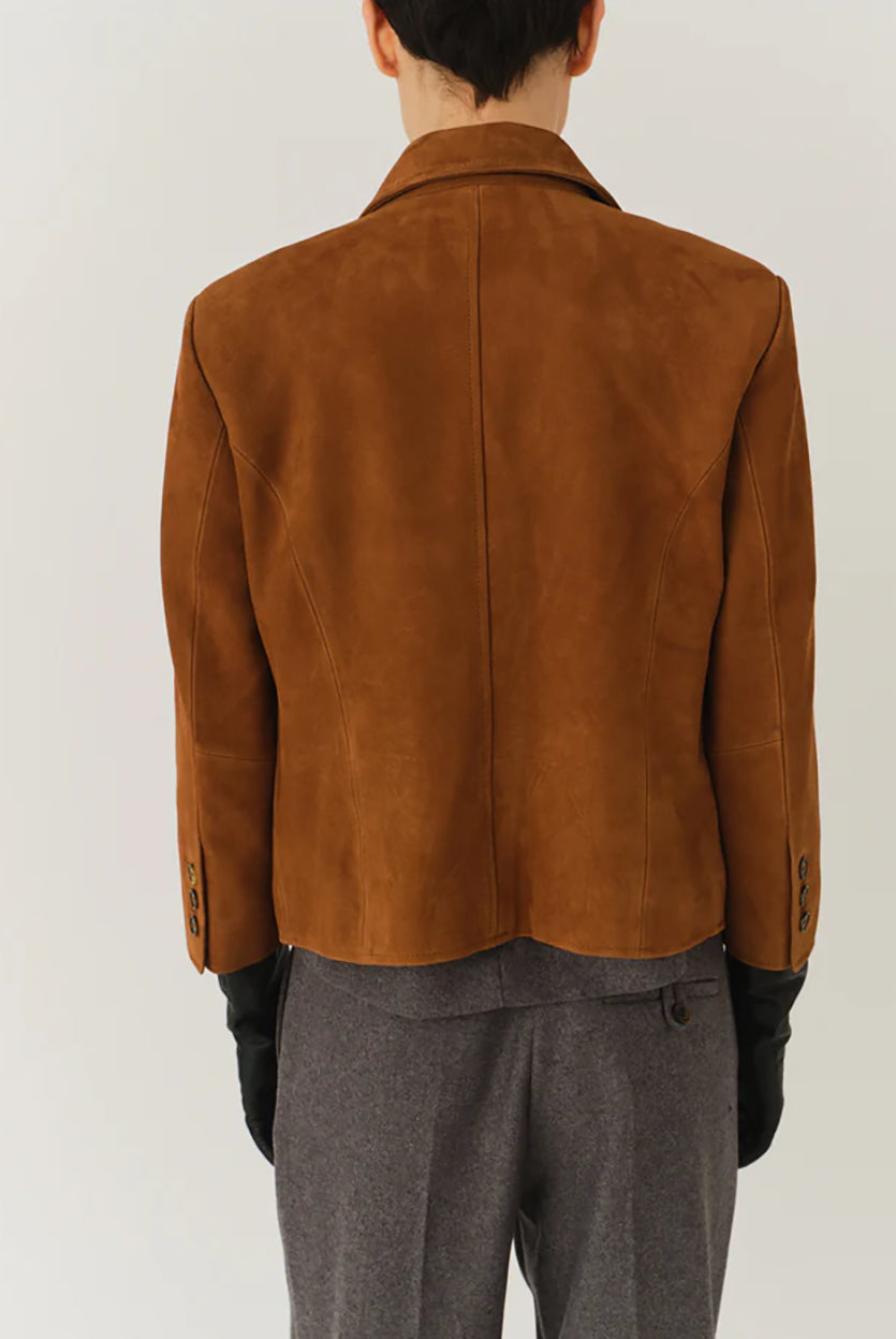 Krótka, dopasowana kurtka Suede Fitted Hazelnut z kołnierzykiem, dwoma przednimi kieszeniami i kieszonką na piersi. Zapinana guziki. Wykonana z zamszu ze skóry koziej. Dopasowany fason nadaje kurtce kobiecy charakter z eleganckim akcentem. 