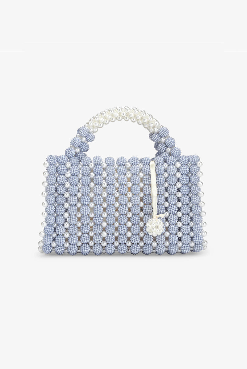 Ręcznie zdobiona torebka z pereł Pearl Blue SUI AVA. Jej kompaktowy rozmiar sprawia, że idealnie nadaje się na imprezy, kolacje lub jako elegancki dodatek do codziennych stylizacji. Dzięki solidnej konstrukcji perełek i eleganckiemu uchwytowi jest zarówno piękna, jak i funkcjonalna- idealna do noszenia najpotrzebniejszych rzeczy.