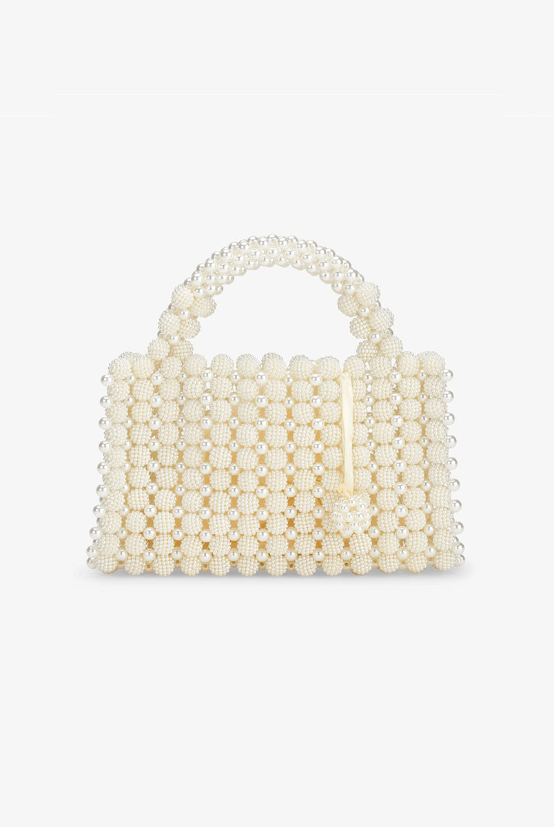 Ręcznie zdobiona torebka z pereł Pearl White SUI AVA. Jej kompaktowy rozmiar sprawia, że idealnie nadaje się na imprezy, kolacje lub jako elegancki dodatek do codziennych stylizacji. Dzięki solidnej konstrukcji perełek i eleganckiemu uchwytowi jest zarówno piękna, jak i funkcjonalna- idealna do noszenia najpotrzebniejszych rzeczy.