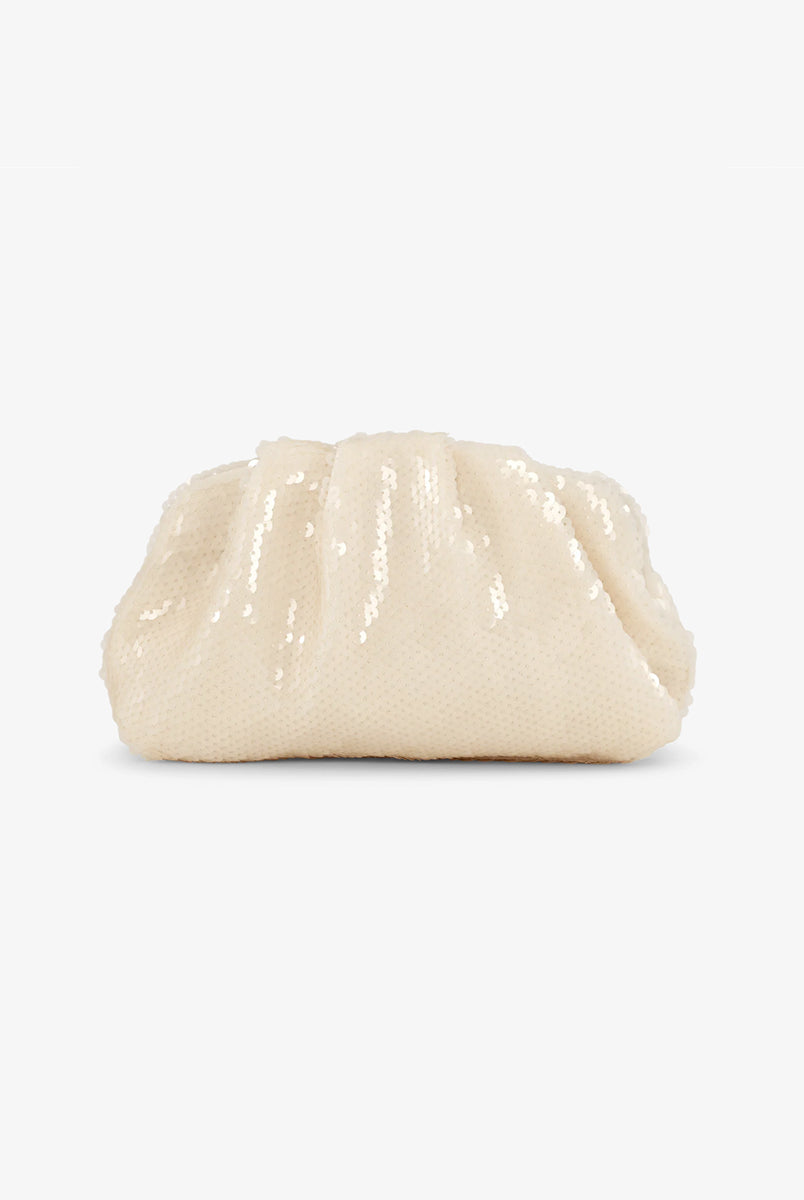 Torebka kopertówka Sequin Clutch Cream SUI AVA o miękkiej powierzchni pokrytej połyskującymi cekinami. Jej elastyczny kształt nadaje jej swobodny, a zarazem elegancki wygląd. To idealny dodatek do Twojej stylizacji. Pomieści niezbędne drobiazgi, takie jak telefon, klucze i szminkę. Noś ją w dłoni jak elegancką kopertówkę. 