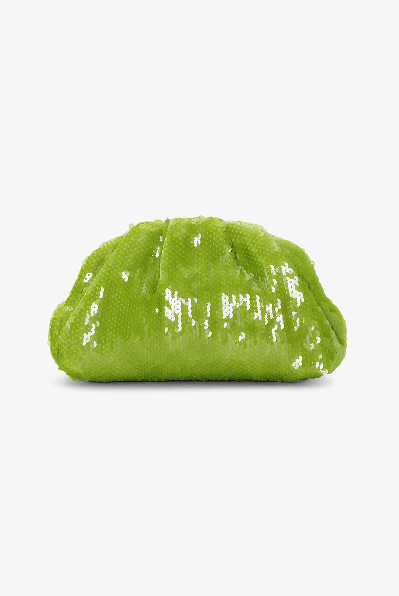 Torebka kopertówka Sequin Clutch Green SUI AVA o miękkiej powierzchni pokrytej połyskującymi cekinami. Jej elastyczny kształt nadaje jej swobodny, a zarazem elegancki wygląd. To idealny dodatek do Twojej stylizacji. Pomieści niezbędne drobiazgi, takie jak telefon, klucze i szminkę. Noś ją w dłoni jak elegancką kopertówkę. 