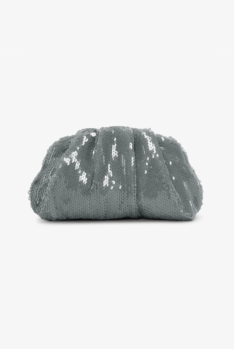 Torebka kopertówka Sequin Clutch Grey SUI AVA o miękkiej powierzchni pokrytej połyskującymi cekinami. Jej elastyczny kształt nadaje jej swobodny, a zarazem elegancki wygląd. To idealny dodatek do Twojej stylizacji. Pomieści niezbędne drobiazgi, takie jak telefon, klucze i szminkę. Noś ją w dłoni jak elegancką kopertówkę. 