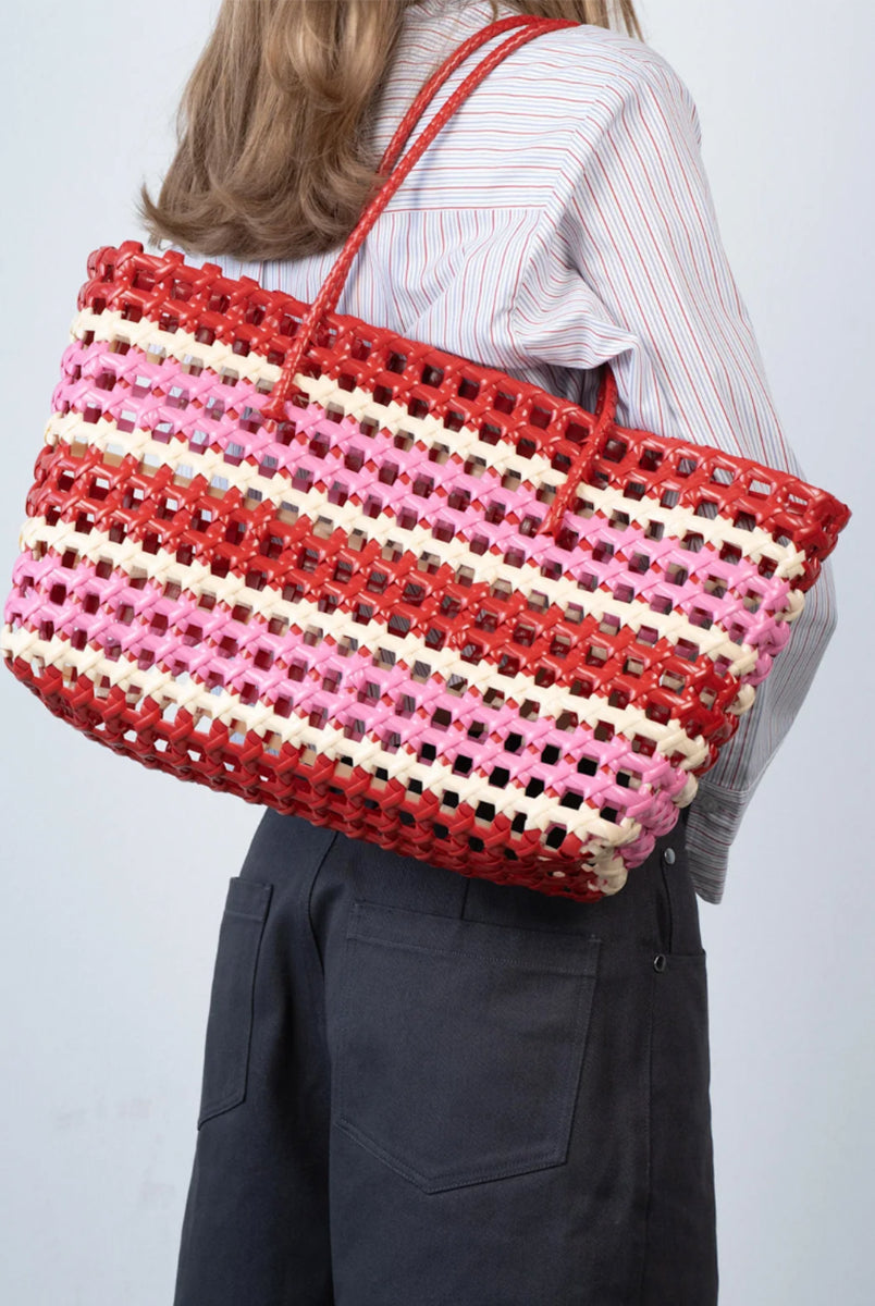 Torba Kaya Woven Tote Big SUI AVA o plecionej fakturze i klasycznym, stonowanym wyglądzie. Zaprojektowana zarówno do noszenia na codzień, jak i na specjalne okazje. 