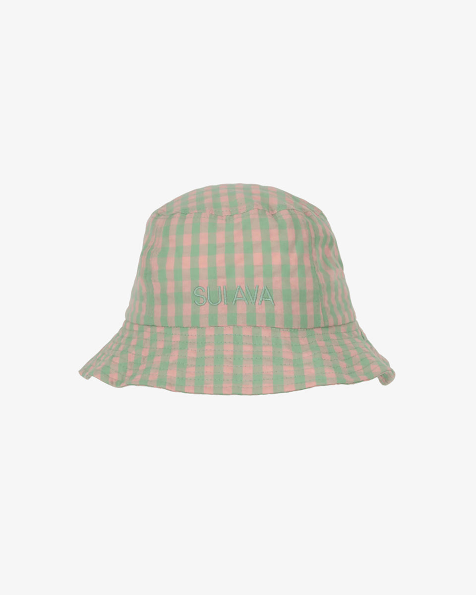 Letni, przewiewny kapelusz typu Bucket Hat SUI AVA z pięknym wzorem w kratkę. Z przodu posiada haftowane logo marki, a miękki materiał zapewnia całodzienny komfort.