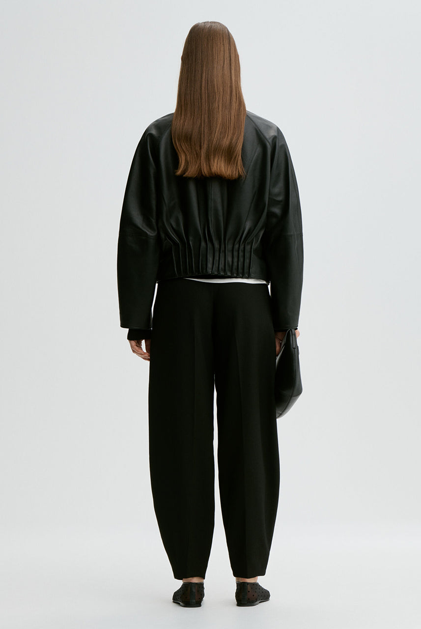Ponadczasowa, minimalistyczna, skórzana kurtka Suzanne Black By Malene Birger z wysokim kołnierzem i długimi rękawami. Zapinana na zamek i rząd widocznych guzików kończących się przy połowie długości. Z przodu posiada kieszenie z patkami. Jest w pełni podszyta. Wykonana z miękkiej skóry, nadaje się do noszenia przez cały rok. Krój regularny.
-Wysoki kołnierz
-Kieszenie z patkami
-100% skóra owcza