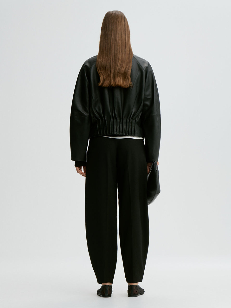Ponadczasowa, minimalistyczna, skórzana kurtka Suzanne Black By Malene Birger z wysokim kołnierzem i długimi rękawami. Zapinana na zamek i rząd widocznych guzików kończących się przy połowie długości. Z przodu posiada kieszenie z patkami. Jest w pełni podszyta. Wykonana z miękkiej skóry, nadaje się do noszenia przez cały rok. Krój regularny.
-Wysoki kołnierz
-Kieszenie z patkami
-100% skóra owcza