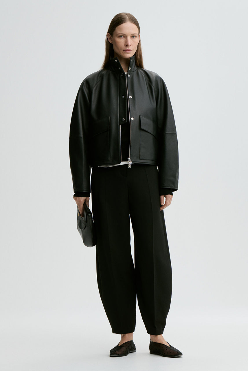 Ponadczasowa, minimalistyczna, skórzana kurtka Suzanne Black By Malene Birger z wysokim kołnierzem i długimi rękawami. Zapinana na zamek i rząd widocznych guzików kończących się przy połowie długości. Z przodu posiada kieszenie z patkami. Jest w pełni podszyta. Wykonana z miękkiej skóry, nadaje się do noszenia przez cały rok. Krój regularny.
-Wysoki kołnierz
-Kieszenie z patkami
-100% skóra owcza