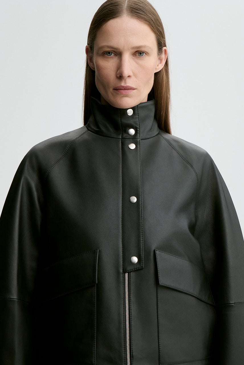 Ponadczasowa, minimalistyczna, skórzana kurtka Suzanne Black By Malene Birger z wysokim kołnierzem i długimi rękawami. Zapinana na zamek i rząd widocznych guzików kończących się przy połowie długości. Z przodu posiada kieszenie z patkami. Jest w pełni podszyta. Wykonana z miękkiej skóry, nadaje się do noszenia przez cały rok. Krój regularny.
-Wysoki kołnierz
-Kieszenie z patkami
-100% skóra owcza
