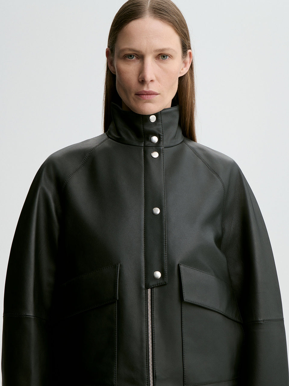 Ponadczasowa, minimalistyczna, skórzana kurtka Suzanne Black By Malene Birger z wysokim kołnierzem i długimi rękawami. Zapinana na zamek i rząd widocznych guzików kończących się przy połowie długości. Z przodu posiada kieszenie z patkami. Jest w pełni podszyta. Wykonana z miękkiej skóry, nadaje się do noszenia przez cały rok. Krój regularny.
-Wysoki kołnierz
-Kieszenie z patkami
-100% skóra owcza