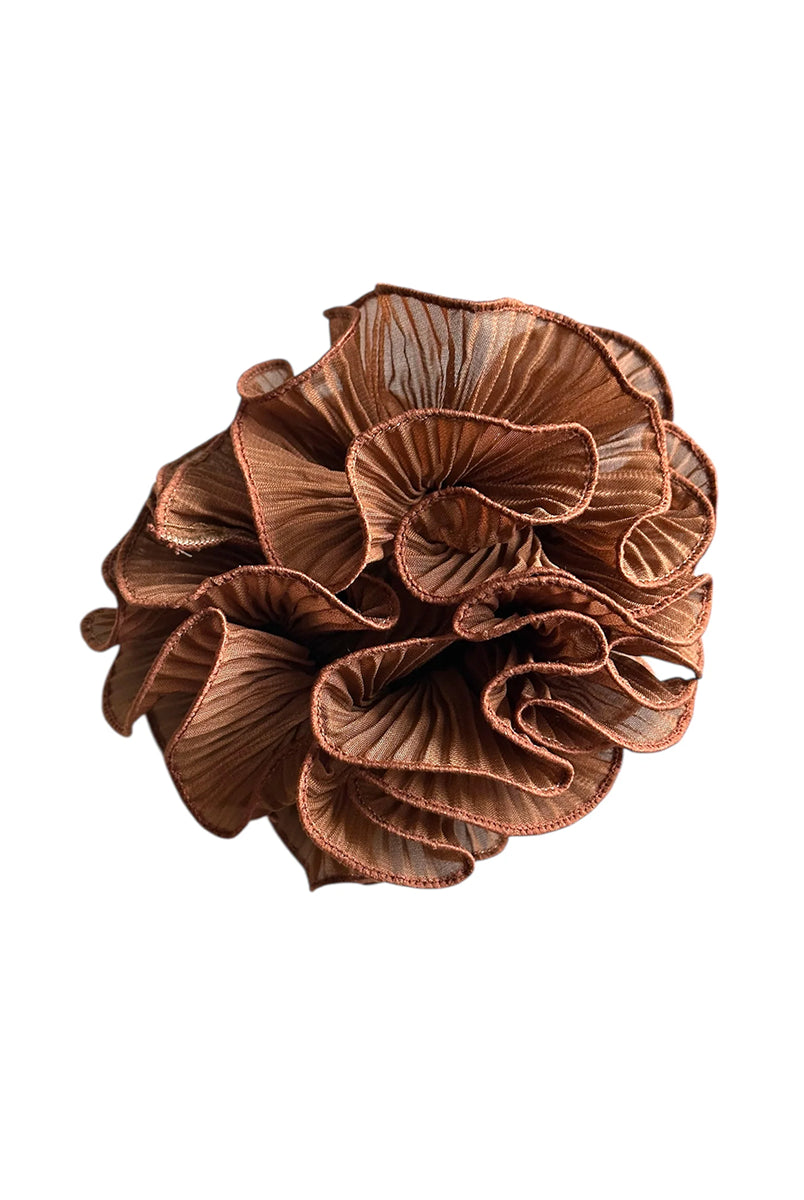 Scrunchie Swirl Pico Copenhagen z efektem spirali. Miękka, elastyczna i elegancka- idealna do ozdobienia kucyka.
Ozdoby i akcesoria do włosów nie podlegają zwrotowi ani wymianie ze względów higienicznych. 