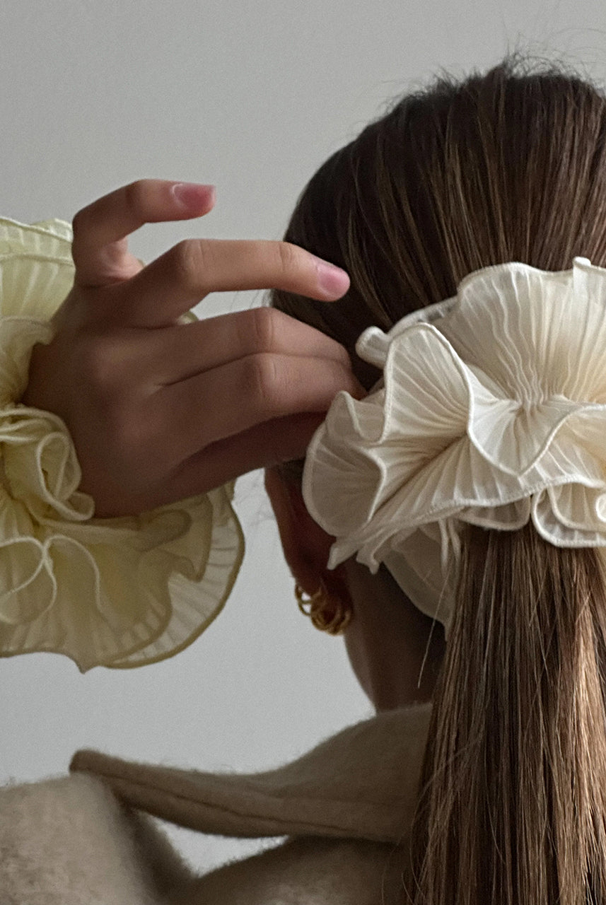 Scrunchie Swirl Pico Copenhagen z efektem spirali. Miękka, elastyczna i elegancka- idealna do ozdobienia kucyka.
Ozdoby i akcesoria do włosów nie podlegają zwrotowi ani wymianie ze względów higienicznych. 