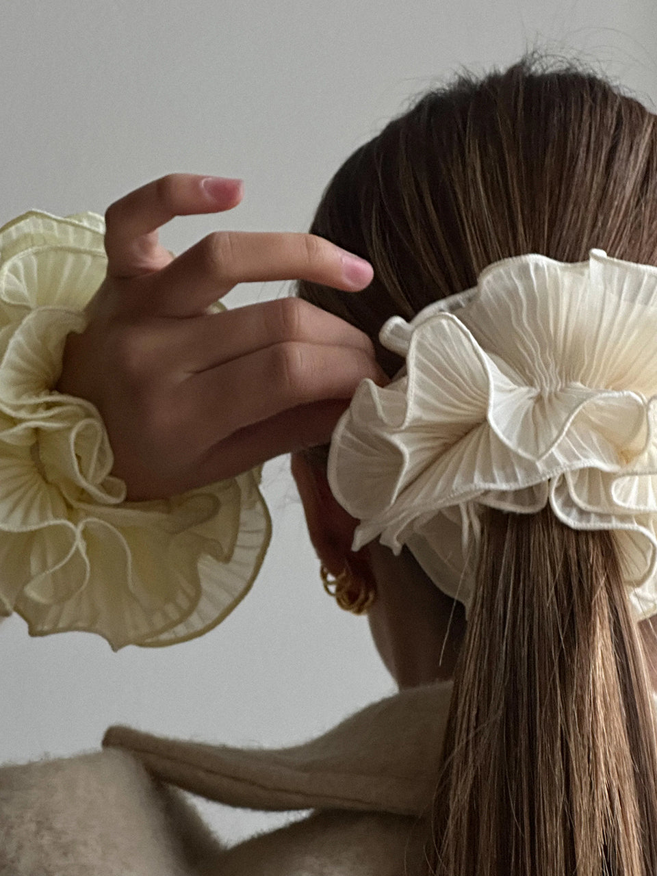 Scrunchie Swirl Pico Copenhagen z efektem spirali. Miękka, elastyczna i elegancka- idealna do ozdobienia kucyka.
Ozdoby i akcesoria do włosów nie podlegają zwrotowi ani wymianie ze względów higienicznych. 
