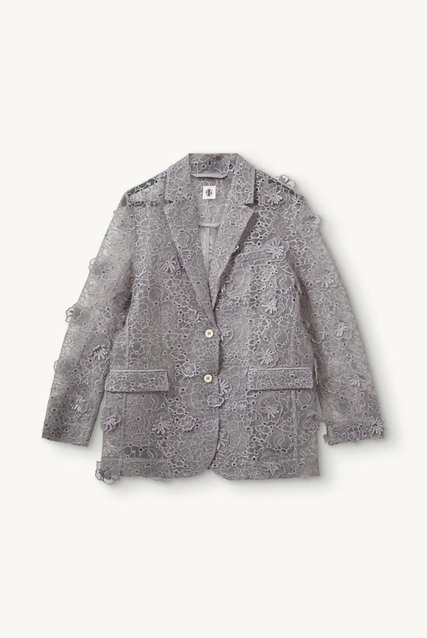 Oversizowa, ażurowa, prześwitująca marynarka Sydney Oyster marki The Garment z wyraźnie zaznaczonymi ramionami i szerokimi klapami. Posiada dwie kieszenie z patkami oraz zapięcie na dwa jasne guziki. Ozdobiona jest misterną, trójwymiarową koronką oraz naszywanymi, wypukłymi kwiatami, które nadają całości bogatą strukturę. Ta marynarka to 'statement piece'- ubranie, które dominuje całą stylizację.
-Oversizowy krój
-Trójwymiarowa koronka
-Wypukłe, ozdobne kwiaty
-Zamów marynarkę w swoim normalnym ro