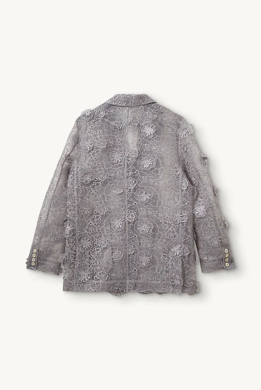 Oversizowa, ażurowa, prześwitująca marynarka Sydney Oyster marki The Garment z wyraźnie zaznaczonymi ramionami i szerokimi klapami. Posiada dwie kieszenie z patkami oraz zapięcie na dwa jasne guziki. Ozdobiona jest misterną, trójwymiarową koronką oraz naszywanymi, wypukłymi kwiatami, które nadają całości bogatą strukturę. Ta marynarka to 'statement piece'- ubranie, które dominuje całą stylizację.
-Oversizowy krój
-Trójwymiarowa koronka
-Wypukłe, ozdobne kwiaty
-Zamów marynarkę w swoim normalnym ro