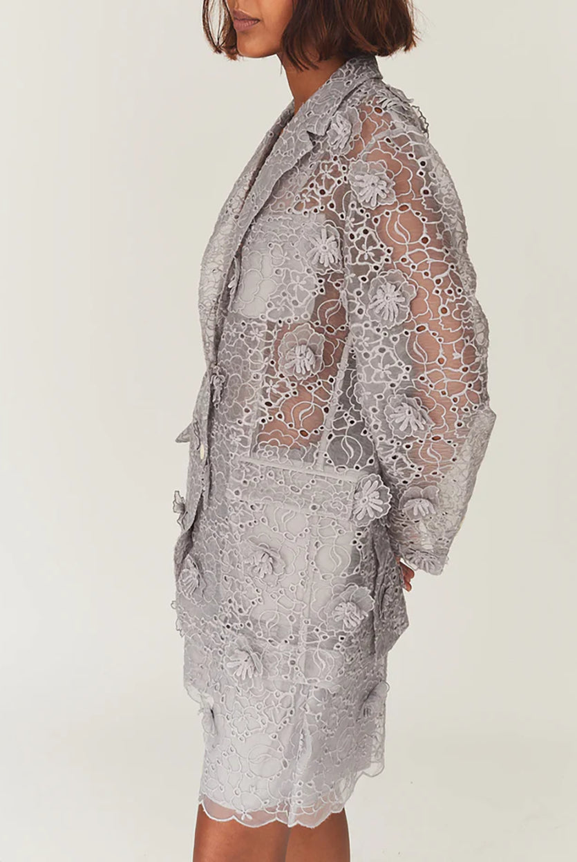 Oversizowa, ażurowa, prześwitująca marynarka Sydney Oyster marki The Garment z wyraźnie zaznaczonymi ramionami i szerokimi klapami. Posiada dwie kieszenie z patkami oraz zapięcie na dwa jasne guziki. Ozdobiona jest misterną, trójwymiarową koronką oraz naszywanymi, wypukłymi kwiatami, które nadają całości bogatą strukturę. Ta marynarka to 'statement piece'- ubranie, które dominuje całą stylizację.
-Oversizowy krój
-Trójwymiarowa koronka
-Wypukłe, ozdobne kwiaty
-Zamów marynarkę w swoim normalnym ro