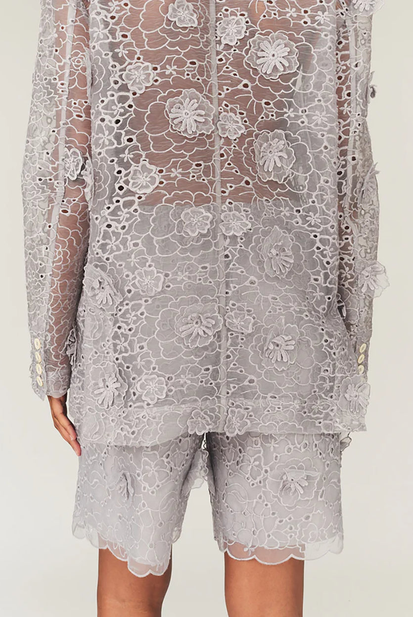 Oversizowa, ażurowa, prześwitująca marynarka Sydney Oyster marki The Garment z wyraźnie zaznaczonymi ramionami i szerokimi klapami. Posiada dwie kieszenie z patkami oraz zapięcie na dwa jasne guziki. Ozdobiona jest misterną, trójwymiarową koronką oraz naszywanymi, wypukłymi kwiatami, które nadają całości bogatą strukturę. Ta marynarka to 'statement piece'- ubranie, które dominuje całą stylizację.
-Oversizowy krój
-Trójwymiarowa koronka
-Wypukłe, ozdobne kwiaty
-Zamów marynarkę w swoim normalnym ro