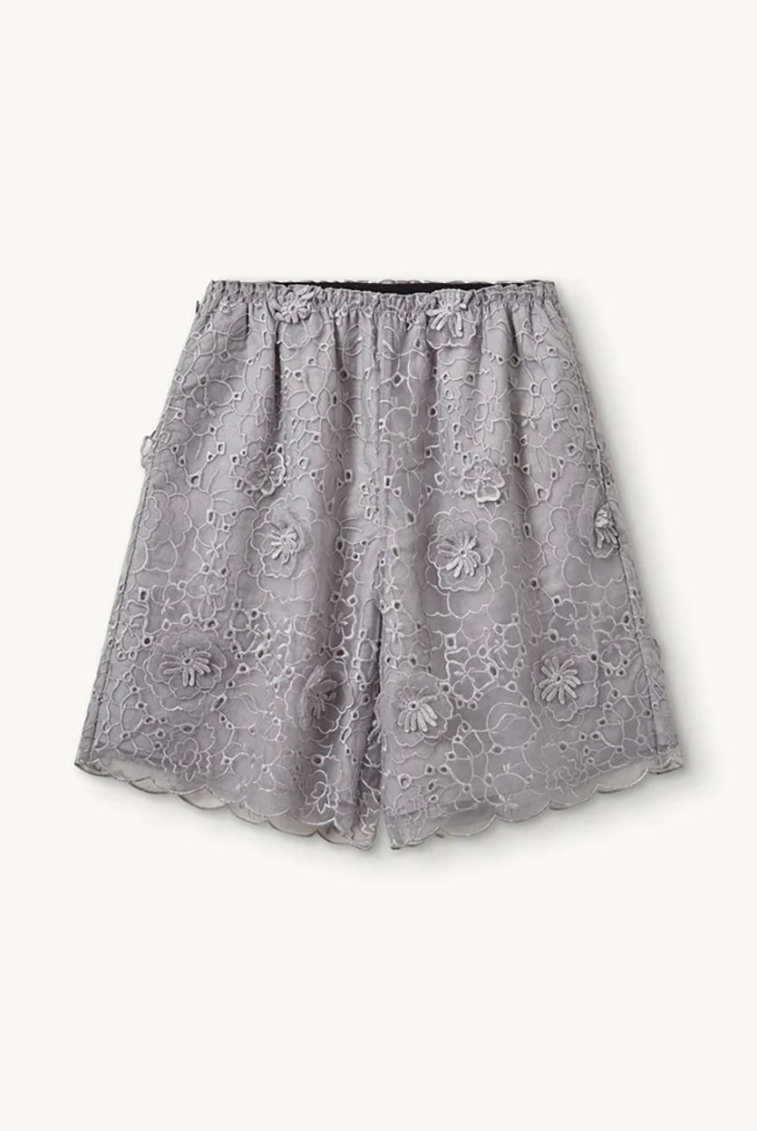 Szerokie, ażurowe, szaro-srebrzyste szorty Sydney Oyster marki The Garment w kształcie litery A. Wykończone w talii elastyczną gumką. Ozdobione są trójwymiarową koronką z wyrazistymi, wypukłymi aplikacjami w kształcie kwiatów. Długość sięga mniej więcej do polowy uda. U dołu brzeg nogawek jest wycięty 'w ząbki'.
-Swobodny krój typu A-line
-Gumka w talii
-Ozdobione koronką i kwiatami
-Zamów szorty w swoim normalnym rozmiarze