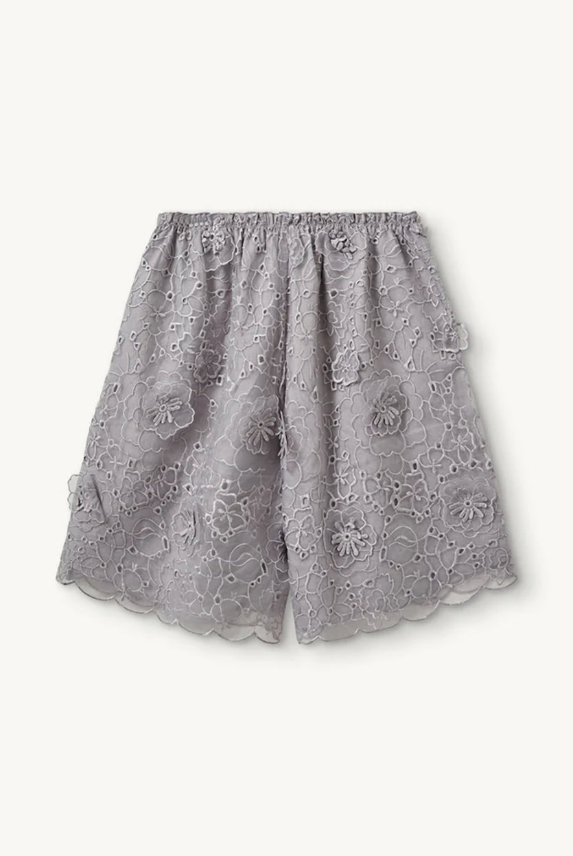 Szerokie, ażurowe, szaro-srebrzyste szorty Sydney Oyster marki The Garment w kształcie litery A. Wykończone w talii elastyczną gumką. Ozdobione są trójwymiarową koronką z wyrazistymi, wypukłymi aplikacjami w kształcie kwiatów. Długość sięga mniej więcej do polowy uda. U dołu brzeg nogawek jest wycięty 'w ząbki'.
-Swobodny krój typu A-line
-Gumka w talii
-Ozdobione koronką i kwiatami
-Zamów szorty w swoim normalnym rozmiarze