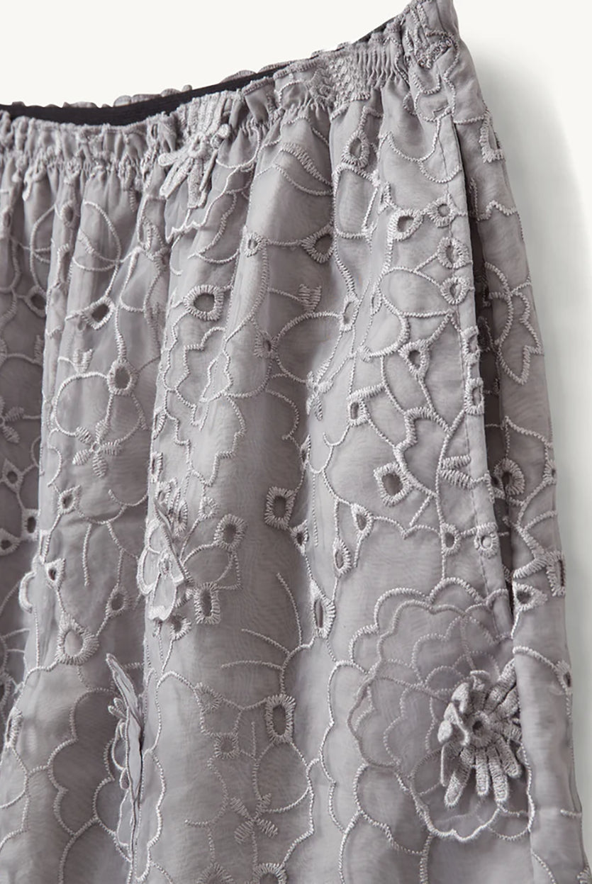 Szerokie, ażurowe, szaro-srebrzyste szorty Sydney Oyster marki The Garment w kształcie litery A. Wykończone w talii elastyczną gumką. Ozdobione są trójwymiarową koronką z wyrazistymi, wypukłymi aplikacjami w kształcie kwiatów. Długość sięga mniej więcej do polowy uda. U dołu brzeg nogawek jest wycięty 'w ząbki'.
-Swobodny krój typu A-line
-Gumka w talii
-Ozdobione koronką i kwiatami
-Zamów szorty w swoim normalnym rozmiarze