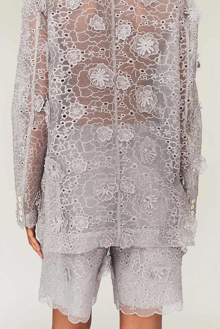 Szerokie, ażurowe, szaro-srebrzyste szorty Sydney Oyster marki The Garment w kształcie litery A. Wykończone w talii elastyczną gumką. Ozdobione są trójwymiarową koronką z wyrazistymi, wypukłymi aplikacjami w kształcie kwiatów. Długość sięga mniej więcej do polowy uda. U dołu brzeg nogawek jest wycięty 'w ząbki'.
-Swobodny krój typu A-line
-Gumka w talii
-Ozdobione koronką i kwiatami
-Zamów szorty w swoim normalnym rozmiarze