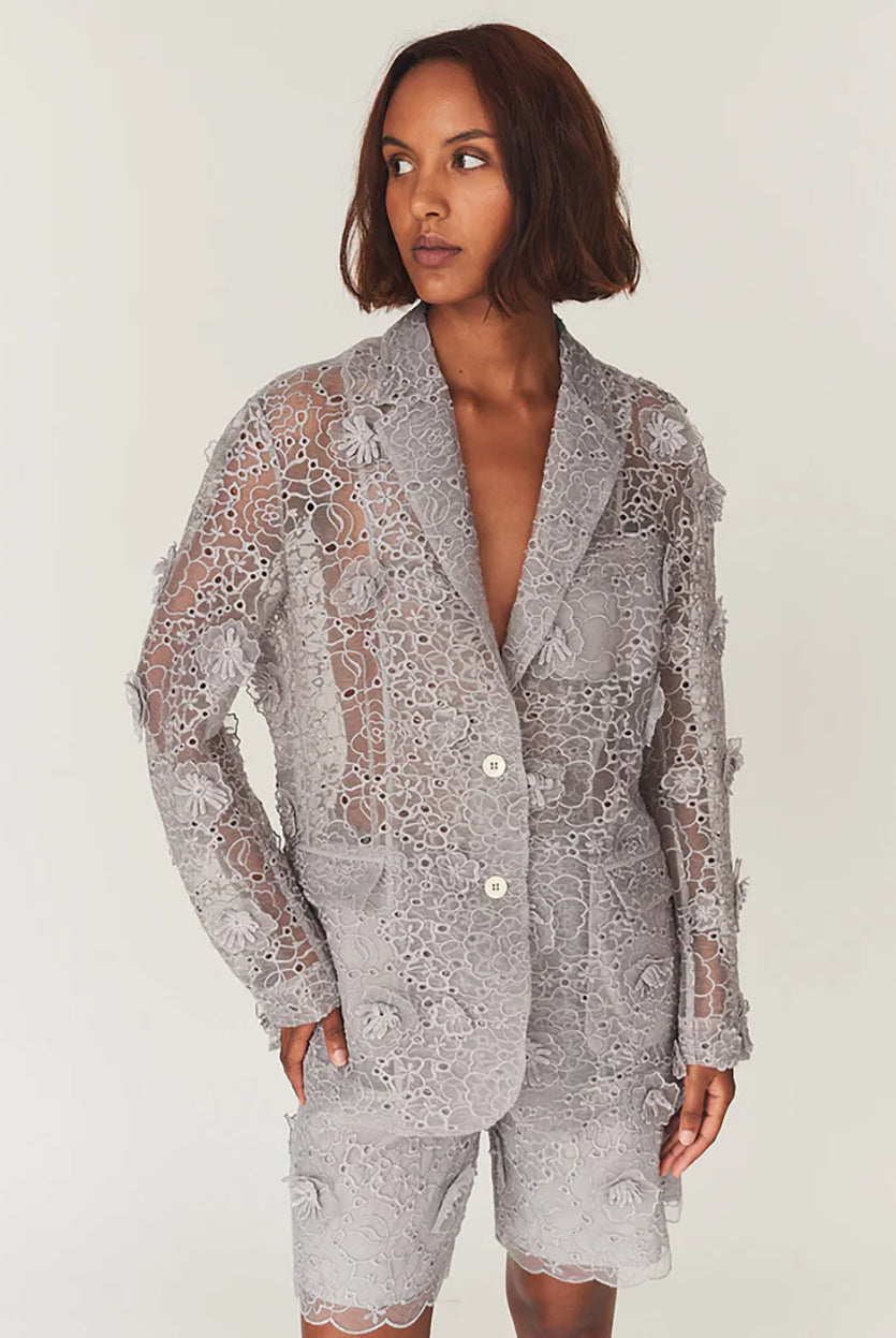 Szerokie, ażurowe, szaro-srebrzyste szorty Sydney Oyster marki The Garment w kształcie litery A. Wykończone w talii elastyczną gumką. Ozdobione są trójwymiarową koronką z wyrazistymi, wypukłymi aplikacjami w kształcie kwiatów. Długość sięga mniej więcej do polowy uda. U dołu brzeg nogawek jest wycięty 'w ząbki'.
-Swobodny krój typu A-line
-Gumka w talii
-Ozdobione koronką i kwiatami
-Zamów szorty w swoim normalnym rozmiarze