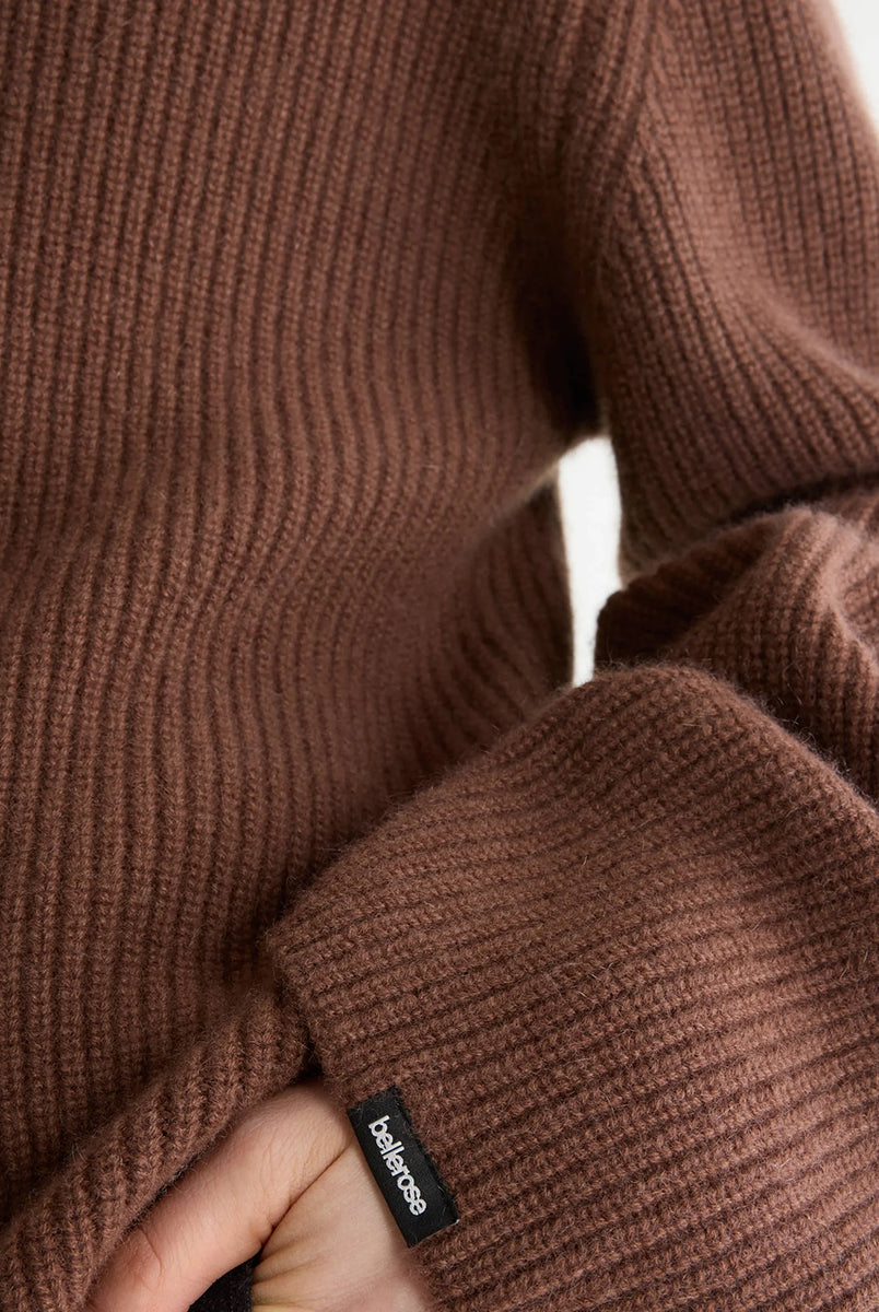 Luźny, brązowy sweter z golfem Synin Tiramisu Bellerose wykonany w 100% z kaszmiru. Posiada proste, szerokie rękawy z wywiniętymi mankietami i kołnierz typu funnel neck. Ma swobodny, lekko luźny krój oraz wyraźną, prążkowaną strukturę materiału. Wysoki, otulający golf dodaje mu szyku i doskonale sprawdza się w chłodniejsze dni, tworząc stylową kompozycję z ciemnymi spodniami.
-Golf
-Długie, szerokie rękawy
-100% kaszmir