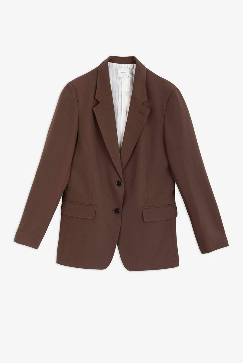 Jednorzędowa, klasyczna marynarka Tailored Wood w brązowym kolorze i prostym kroju. Zapinana na dwa guziki. Marynarka ma klapy i trójkątny dekolt. Posiada dwie, przednie kieszenie z patkami. 