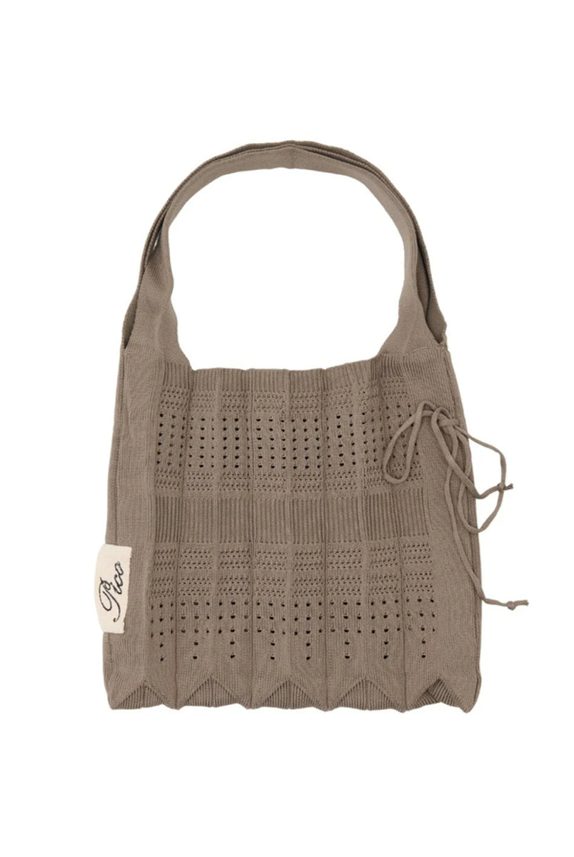 Mała, materiałowa torba Small Rosalia Pico Copenhagen w typie shopper wykonana z wytrzymałej, dzianinowej, plisowanej tkaniny z brokatową, błyszczącą nicią. Uroczy dodatek do codziennych stylizacji. Pomieści najważniejsze rzeczy i niewielkie zakupy. 