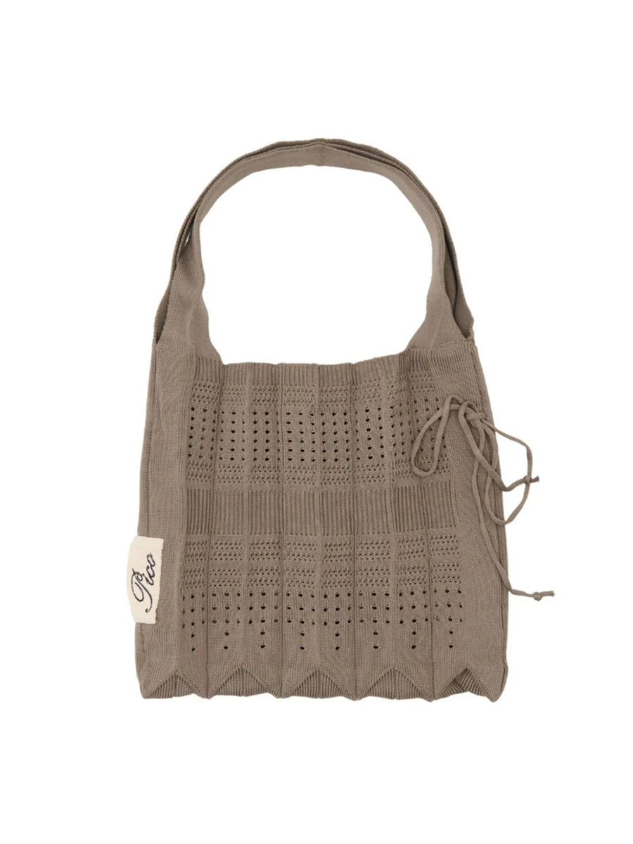 Mała, materiałowa torba Small Rosalia Pico Copenhagen w typie shopper wykonana z wytrzymałej, dzianinowej, plisowanej tkaniny z brokatową, błyszczącą nicią. Uroczy dodatek do codziennych stylizacji. Pomieści najważniejsze rzeczy i niewielkie zakupy. 