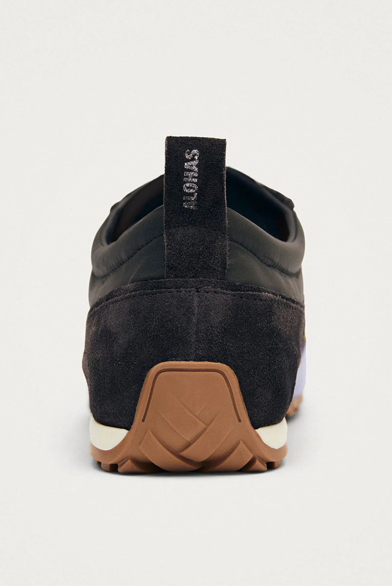 Brązowe, nylonowe sneakersy Tb.304 Nylon Brown marki ALOHAS w stylu retro z liliowymi i delikatnymi, żółtymi akcentami z zamszu oraz skóry. Mają płaską, gumową podeszwę. Długi język i specyficzne przeszycia na czubku optycznie wysmuklają stopę. Wiązane na jasnożółte sznurówki.
-100% skóra pochodząca ze zrównoważonych i odpowiedzialnych źródeł
-Zaprojektowane w Barcelonie 