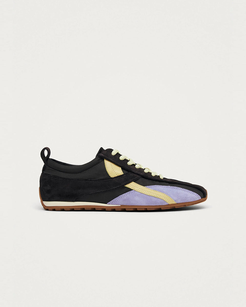 Brązowe, nylonowe sneakersy Tb.304 Nylon Brown marki ALOHAS w stylu retro z liliowymi i delikatnymi, żółtymi akcentami z zamszu oraz skóry. Mają płaską, gumową podeszwę. Długi język i specyficzne przeszycia na czubku optycznie wysmuklają stopę. Wiązane na jasnożółte sznurówki.
-100% skóra pochodząca ze zrównoważonych i odpowiedzialnych źródeł
-Zaprojektowane w Barcelonie 