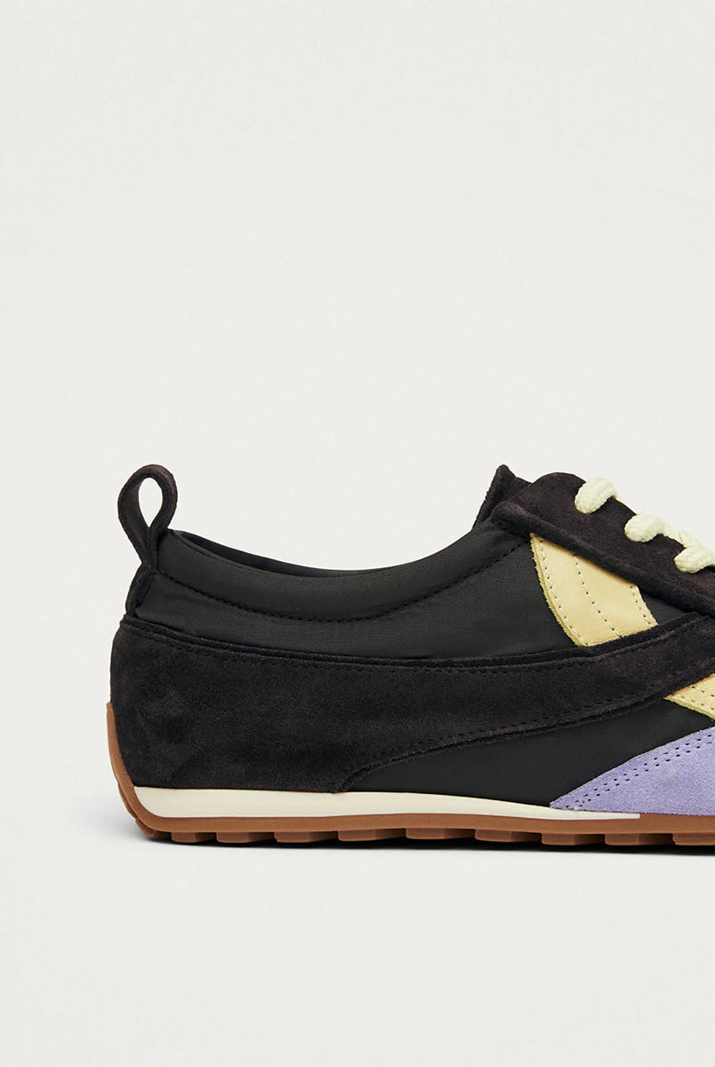 Brązowe, nylonowe sneakersy Tb.304 Nylon Brown marki ALOHAS w stylu retro z liliowymi i delikatnymi, żółtymi akcentami z zamszu oraz skóry. Mają płaską, gumową podeszwę. Długi język i specyficzne przeszycia na czubku optycznie wysmuklają stopę. Wiązane na jasnożółte sznurówki.
-100% skóra pochodząca ze zrównoważonych i odpowiedzialnych źródeł
-Zaprojektowane w Barcelonie 