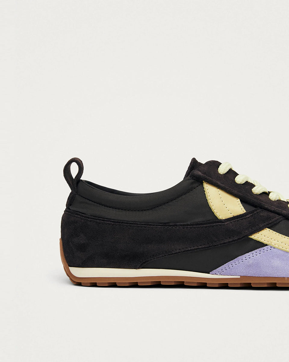 Brązowe, nylonowe sneakersy Tb.304 Nylon Brown marki ALOHAS w stylu retro z liliowymi i delikatnymi, żółtymi akcentami z zamszu oraz skóry. Mają płaską, gumową podeszwę. Długi język i specyficzne przeszycia na czubku optycznie wysmuklają stopę. Wiązane na jasnożółte sznurówki.
-100% skóra pochodząca ze zrównoważonych i odpowiedzialnych źródeł
-Zaprojektowane w Barcelonie 