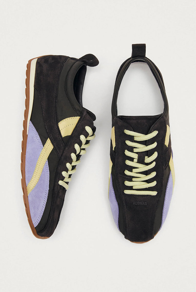 Brązowe, nylonowe sneakersy Tb.304 Nylon Brown marki ALOHAS w stylu retro z liliowymi i delikatnymi, żółtymi akcentami z zamszu oraz skóry. Mają płaską, gumową podeszwę. Długi język i specyficzne przeszycia na czubku optycznie wysmuklają stopę. Wiązane na jasnożółte sznurówki.
-100% skóra pochodząca ze zrównoważonych i odpowiedzialnych źródeł
-Zaprojektowane w Barcelonie 