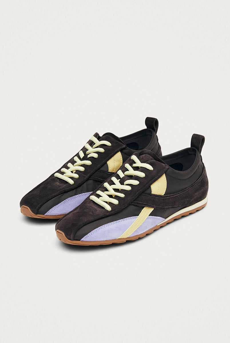 Brązowe, nylonowe sneakersy Tb.304 Nylon Brown marki ALOHAS w stylu retro z liliowymi i delikatnymi, żółtymi akcentami z zamszu oraz skóry. Mają płaską, gumową podeszwę. Długi język i specyficzne przeszycia na czubku optycznie wysmuklają stopę. Wiązane na jasnożółte sznurówki.
-100% skóra pochodząca ze zrównoważonych i odpowiedzialnych źródeł
-Zaprojektowane w Barcelonie 