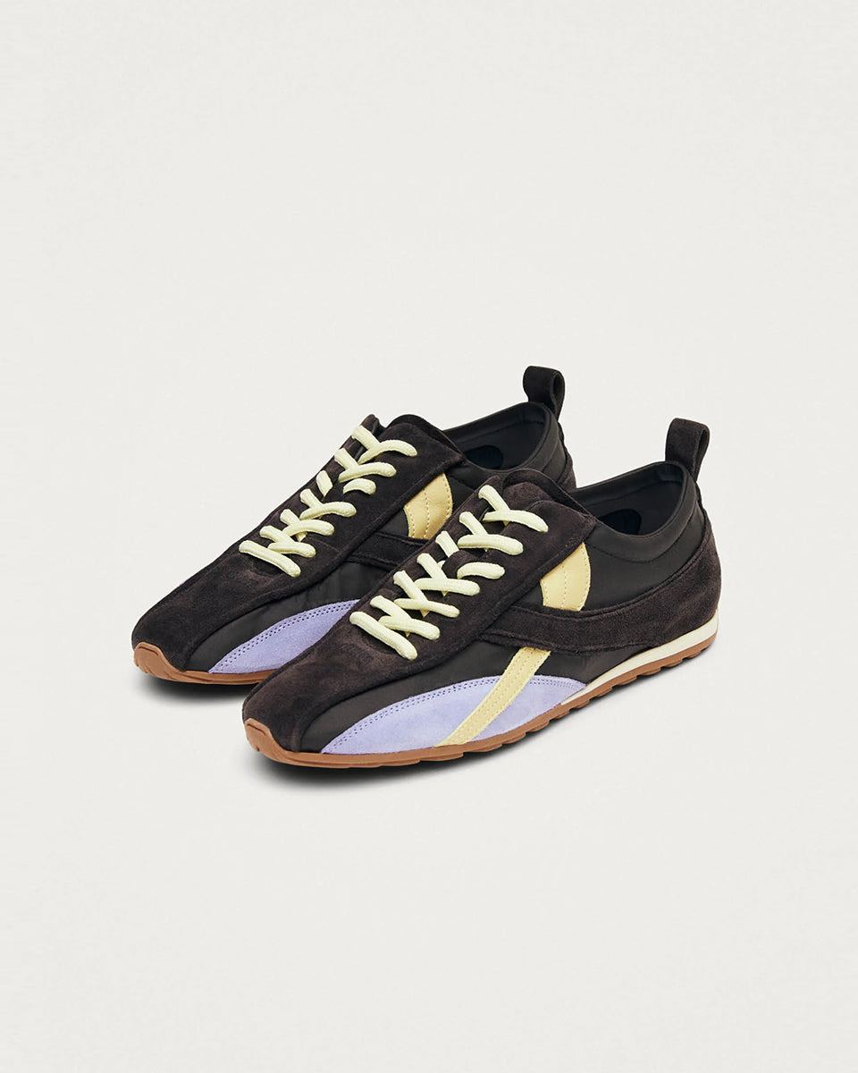 Brązowe, nylonowe sneakersy Tb.304 Nylon Brown marki ALOHAS w stylu retro z liliowymi i delikatnymi, żółtymi akcentami z zamszu oraz skóry. Mają płaską, gumową podeszwę. Długi język i specyficzne przeszycia na czubku optycznie wysmuklają stopę. Wiązane na jasnożółte sznurówki.
-100% skóra pochodząca ze zrównoważonych i odpowiedzialnych źródeł
-Zaprojektowane w Barcelonie 