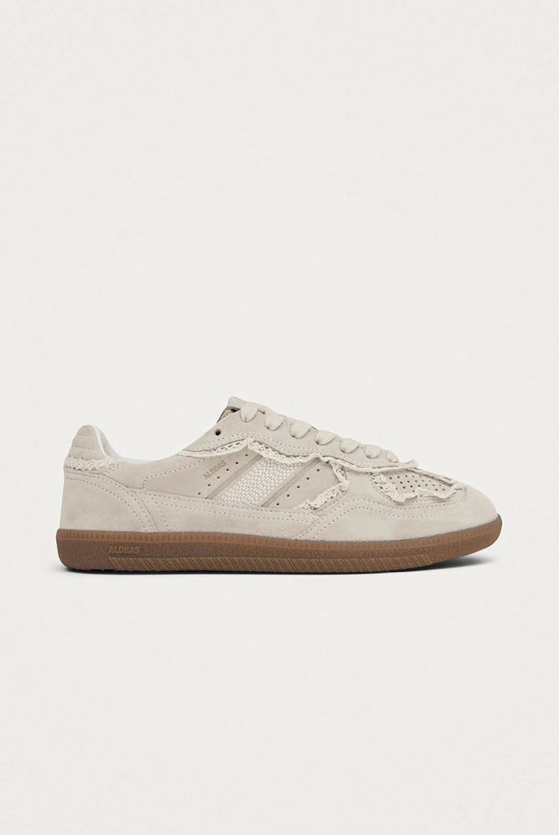 Kremowe, zamszowe sneakersy Tb. 490 marki ALOHAS na płaskiej, gumowej podeszwie z delikatnymi, szydełkowymi zdobieniami. Posiadają okrągłe noski. Buty dopełniają klasyczne detale, takie jak widoczne przeszycia i logo wytłoczone na języku i bokach. W zestawie znajdują się klasyczne sznurówki oraz kokardki, które nadają romantyczny styl.
-Delikatne, szydełkowane zdobienia
-100% skóra pochodząca ze zrównoważonych i odpowiedzialnych źródeł
-Zaprojektowane w Barcelonie