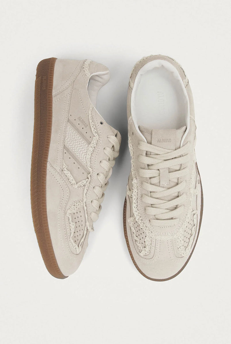 Kremowe, zamszowe sneakersy Tb. 490 marki ALOHAS na płaskiej, gumowej podeszwie z delikatnymi, szydełkowymi zdobieniami. Posiadają okrągłe noski. Buty dopełniają klasyczne detale, takie jak widoczne przeszycia i logo wytłoczone na języku i bokach. W zestawie znajdują się klasyczne sznurówki oraz kokardki, które nadają romantyczny styl.
-Delikatne, szydełkowane zdobienia
-100% skóra pochodząca ze zrównoważonych i odpowiedzialnych źródeł
-Zaprojektowane w Barcelonie