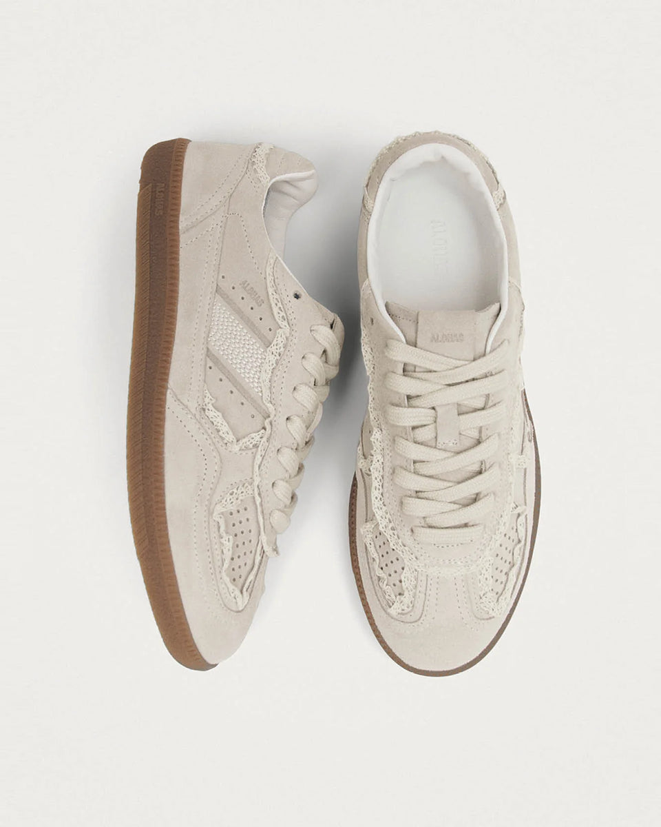 Kremowe, zamszowe sneakersy Tb. 490 marki ALOHAS na płaskiej, gumowej podeszwie z delikatnymi, szydełkowymi zdobieniami. Posiadają okrągłe noski. Buty dopełniają klasyczne detale, takie jak widoczne przeszycia i logo wytłoczone na języku i bokach. W zestawie znajdują się klasyczne sznurówki oraz kokardki, które nadają romantyczny styl.
-Delikatne, szydełkowane zdobienia
-100% skóra pochodząca ze zrównoważonych i odpowiedzialnych źródeł
-Zaprojektowane w Barcelonie