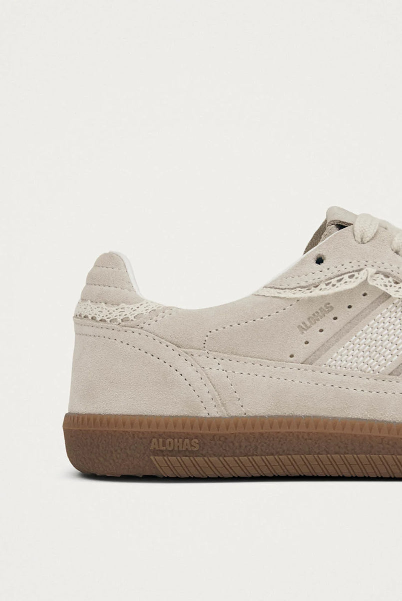 Kremowe, zamszowe sneakersy Tb. 490 marki ALOHAS na płaskiej, gumowej podeszwie z delikatnymi, szydełkowymi zdobieniami. Posiadają okrągłe noski. Buty dopełniają klasyczne detale, takie jak widoczne przeszycia i logo wytłoczone na języku i bokach. W zestawie znajdują się klasyczne sznurówki oraz kokardki, które nadają romantyczny styl.
-Delikatne, szydełkowane zdobienia
-100% skóra pochodząca ze zrównoważonych i odpowiedzialnych źródeł
-Zaprojektowane w Barcelonie