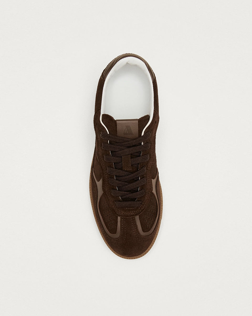 Czekoladowe, zamszowe sneakersy ALOHAS Tb.490 Chocolate Cream na gumowej, płaskiej podeszwie. Na przodzie i przy sznurowadłach widoczne są skórzane, brązowe akcenty. Posiadają okrągłe noski. Wiązane na sznurówki. Wykonane z naturalnej skóry.
-100% skóra pochodząca ze zrównoważonych i odpowiedzialnych źródeł
-Zaprojektowane w Barcelonie