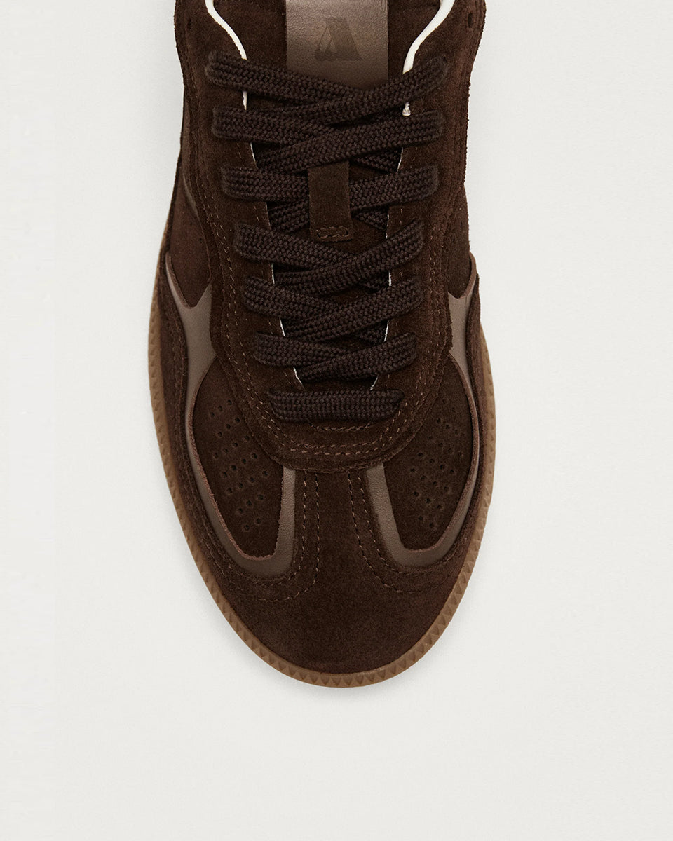 Czekoladowe, zamszowe sneakersy ALOHAS Tb.490 Chocolate Cream na gumowej, płaskiej podeszwie. Na przodzie i przy sznurowadłach widoczne są skórzane, brązowe akcenty. Posiadają okrągłe noski. Wiązane na sznurówki. Wykonane z naturalnej skóry.
-100% skóra pochodząca ze zrównoważonych i odpowiedzialnych źródeł
-Zaprojektowane w Barcelonie