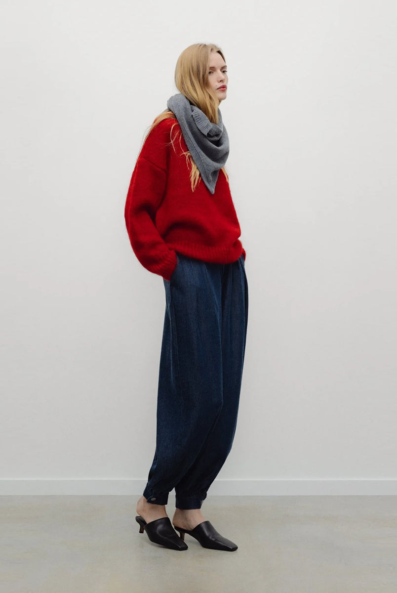 Luźne spodnie typu haremki Tencel TNS Dark Blue Denim z obszernymi nogawkami, które zyskują objętość dzięki zakładkom w talii oraz mankietom u dołu. Mają klasyczne zapięcie na guzik i zamek, kieszenie boczne oraz kieszenie naszywane z tyłu. Całość dopełnia charakterystyczny haft marki na tylnej części pasa. Spodnie są nową interpretacją klasycznego jeansu. Wykonane z wysokiej jakości denimu tencel, pięknie się układają i są lekkie w noszeniu.
-Luźny fason z bufiastymi nogawkami
-Wysokiej jakości den