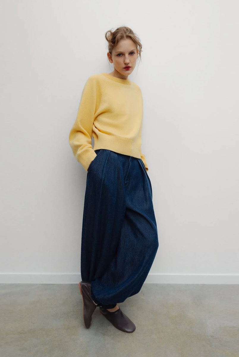 Luźne spodnie typu haremki Tencel TNS Dark Blue Denim z obszernymi nogawkami, które zyskują objętość dzięki zakładkom w talii oraz mankietom u dołu. Mają klasyczne zapięcie na guzik i zamek, kieszenie boczne oraz kieszenie naszywane z tyłu. Całość dopełnia charakterystyczny haft marki na tylnej części pasa. Spodnie są nową interpretacją klasycznego jeansu. Wykonane z wysokiej jakości denimu tencel, pięknie się układają i są lekkie w noszeniu.
-Luźny fason z bufiastymi nogawkami
-Wysokiej jakości den
