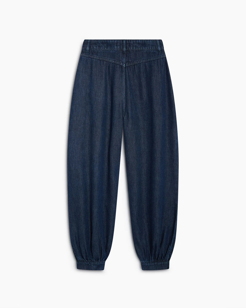 Luźne spodnie typu haremki Tencel TNS Dark Blue Denim z obszernymi nogawkami, które zyskują objętość dzięki zakładkom w talii oraz mankietom u dołu. Mają klasyczne zapięcie na guzik i zamek, kieszenie boczne oraz kieszenie naszywane z tyłu. Całość dopełnia charakterystyczny haft marki na tylnej części pasa. Spodnie są nową interpretacją klasycznego jeansu. Wykonane z wysokiej jakości denimu tencel, pięknie się układają i są lekkie w noszeniu.
-Luźny fason z bufiastymi nogawkami
-Wysokiej jakości den