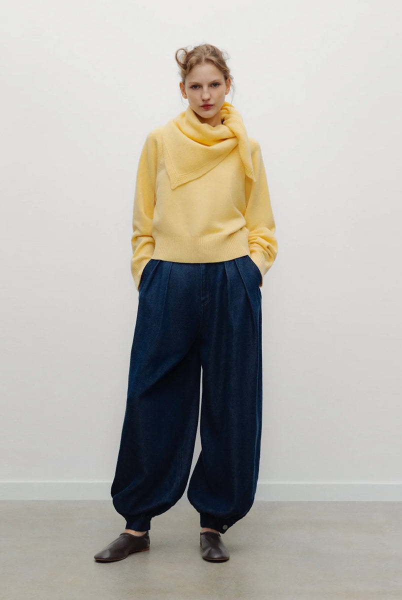 Luźne spodnie typu haremki Tencel TNS Dark Blue Denim z obszernymi nogawkami, które zyskują objętość dzięki zakładkom w talii oraz mankietom u dołu. Mają klasyczne zapięcie na guzik i zamek, kieszenie boczne oraz kieszenie naszywane z tyłu. Całość dopełnia charakterystyczny haft marki na tylnej części pasa. Spodnie są nową interpretacją klasycznego jeansu. Wykonane z wysokiej jakości denimu tencel, pięknie się układają i są lekkie w noszeniu.
-Luźny fason z bufiastymi nogawkami
-Wysokiej jakości den