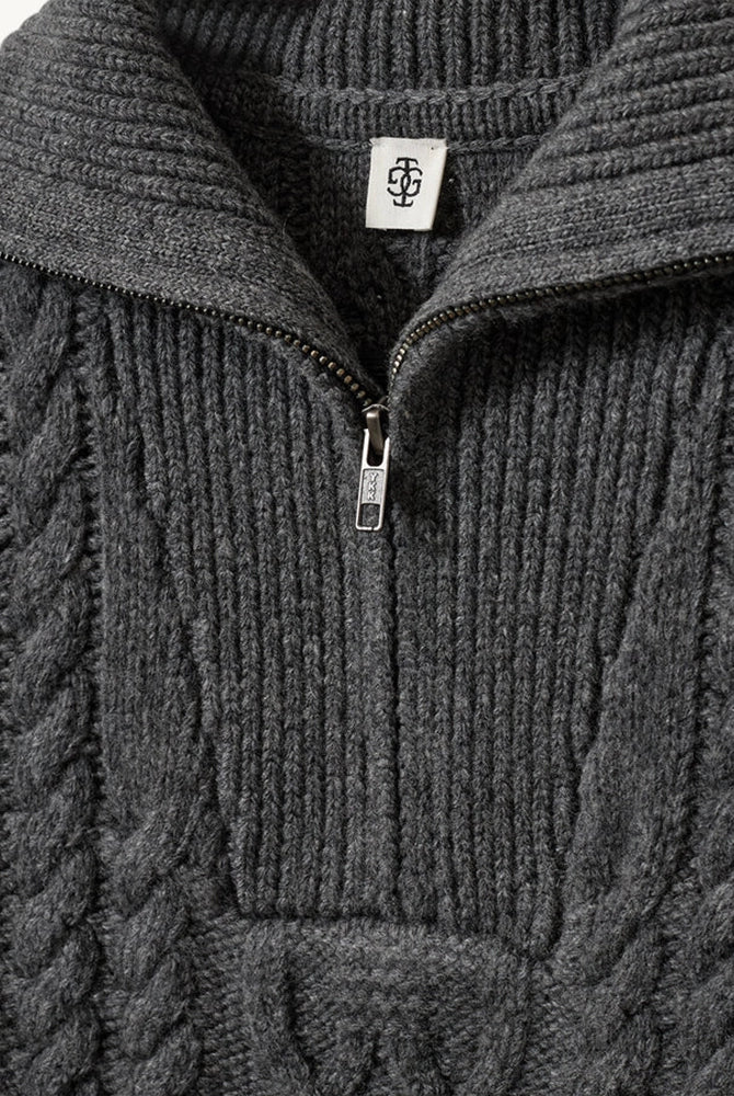 Długi, gruby sweter Como Zip The Garment z rozpinanym golfem i pięknym, warkoczowym wzorem. Posiada opadające ramiona, prosty krój, luźny fason i długie rękawy. Wykończony ściągaczami. Sweter ma długość za biodra. Wykonany z bardzo miękkiej i szlachetnej mieszanki wełny i kaszmiru. Idealny do legginsów, wąskich spodni lub zwiewnej spódnicy. 