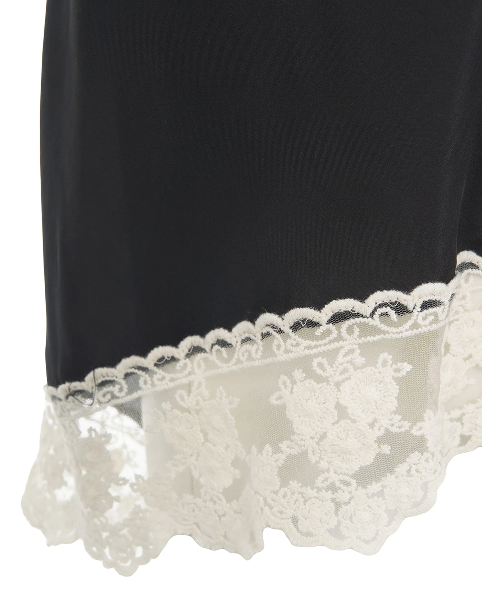 Jedwabna, warstwowa sukienka midi Darling The Garment z okrągłym dekoltem i bez rękawów i z cienkimi ramiączkami. Stworzona z dwóch kontrastowych warstw. Wykończona u dołu piękną koronką. Z tyłu przy szyi wiązana za pomocą cienkich troczków. Na plecach posiada niewielkie wąskie rozcięcie. Sukienka u dołu wykończona jest asymetrycznie. Posiada luźny fason z lekkim wcięciem w talii.