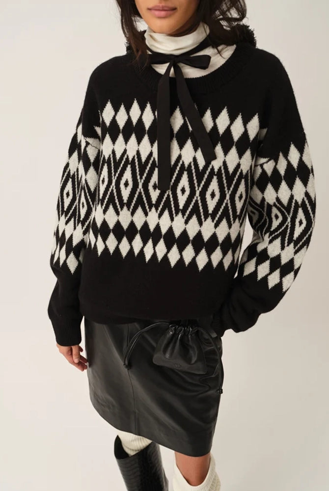 Luźny, wełniany sweter Faroe The Garment w geometryczny, kontrastowy wzór. Posiada okrągły dekolt, opadające ramiona i długie rękawy. Wykończony ściągaczami. Sweter ma prosty krój i długość za biodra. Wykonany z grubej i miękkiej, wełnianej dzianiny z kaszmirem
